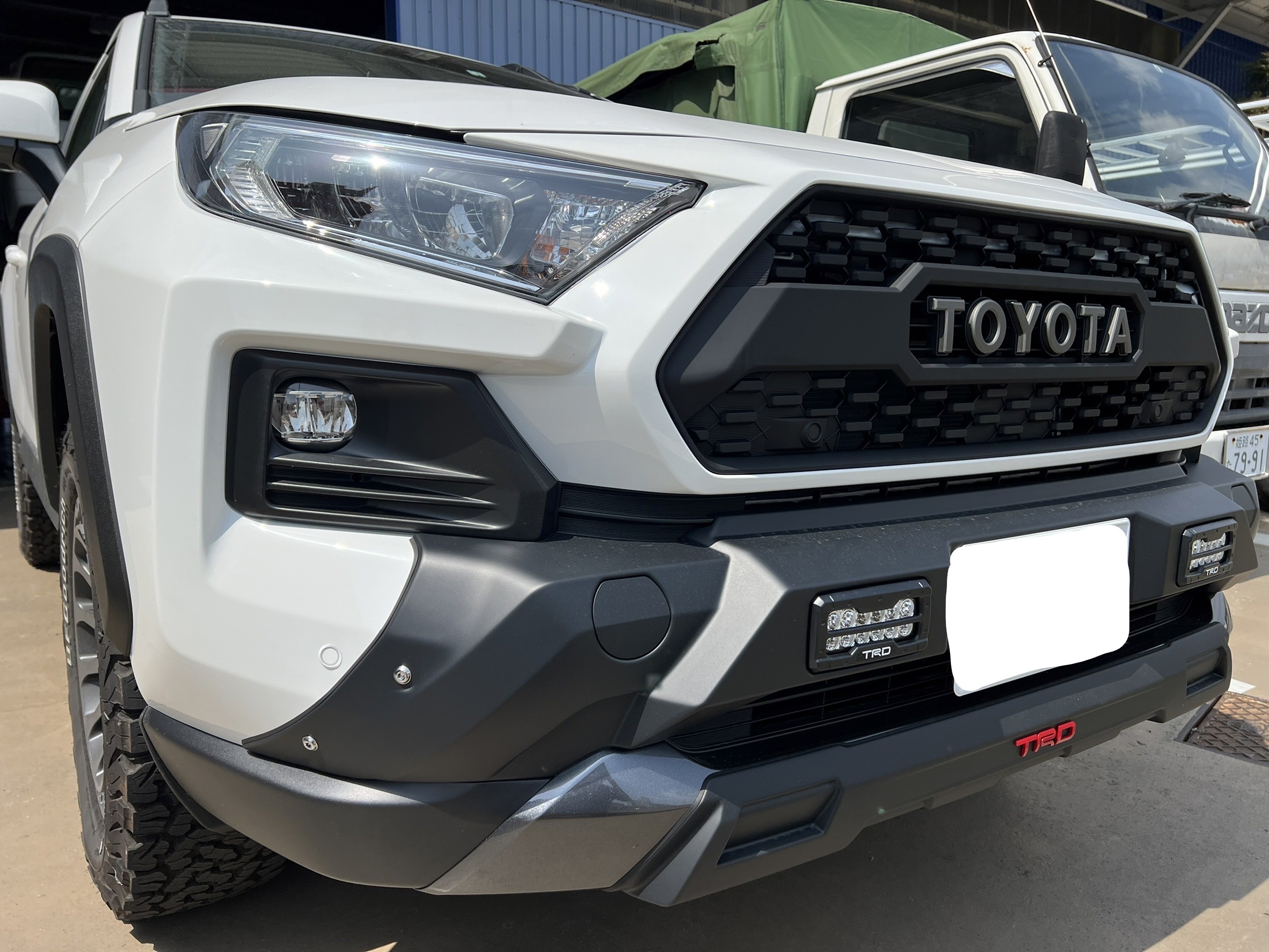 トヨタ RAV4 アドベンチャー フロントグリル TRD ホワイト 4灯